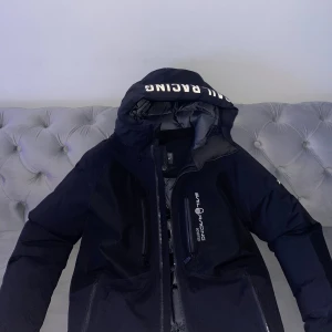 Sail racing jacka  - Jackan är i toppskick och har bara använts ett fåtal gånger. Jag beställde tyvärr fel storlek, så jag vill sälja den nu. Jackan är äkta och i perfekt skick, utan några skador. Den är storlek S. Säljer den för 7000 men priset kan diskuteras 😊
