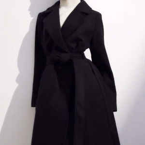 Kappa - Svart kappa från hm, använd fåtal gånger så som helt ny💕 storlek s , tryck ej på köp nu