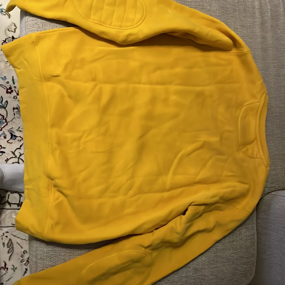 Gant sweatshirt. Nästan som ny. Endast använt 2-3 ggr då den är för liten för mig. Gul / orange färg. Tröjor & Koftor.