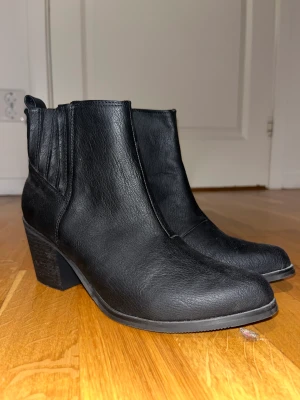 Låg klackade boots  - Skit fina nästan helt oanvända lågklackade boots med spättsig framdel. Super vardagliga men som ändå sticker ut! Även väldigt bekväma att gå runt i <3