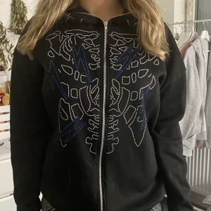 Rhinestone hoodie - Zip up hoodie med coola detaljer, nästan helt oanvänd! Priset kan definitivt diskuteras :)