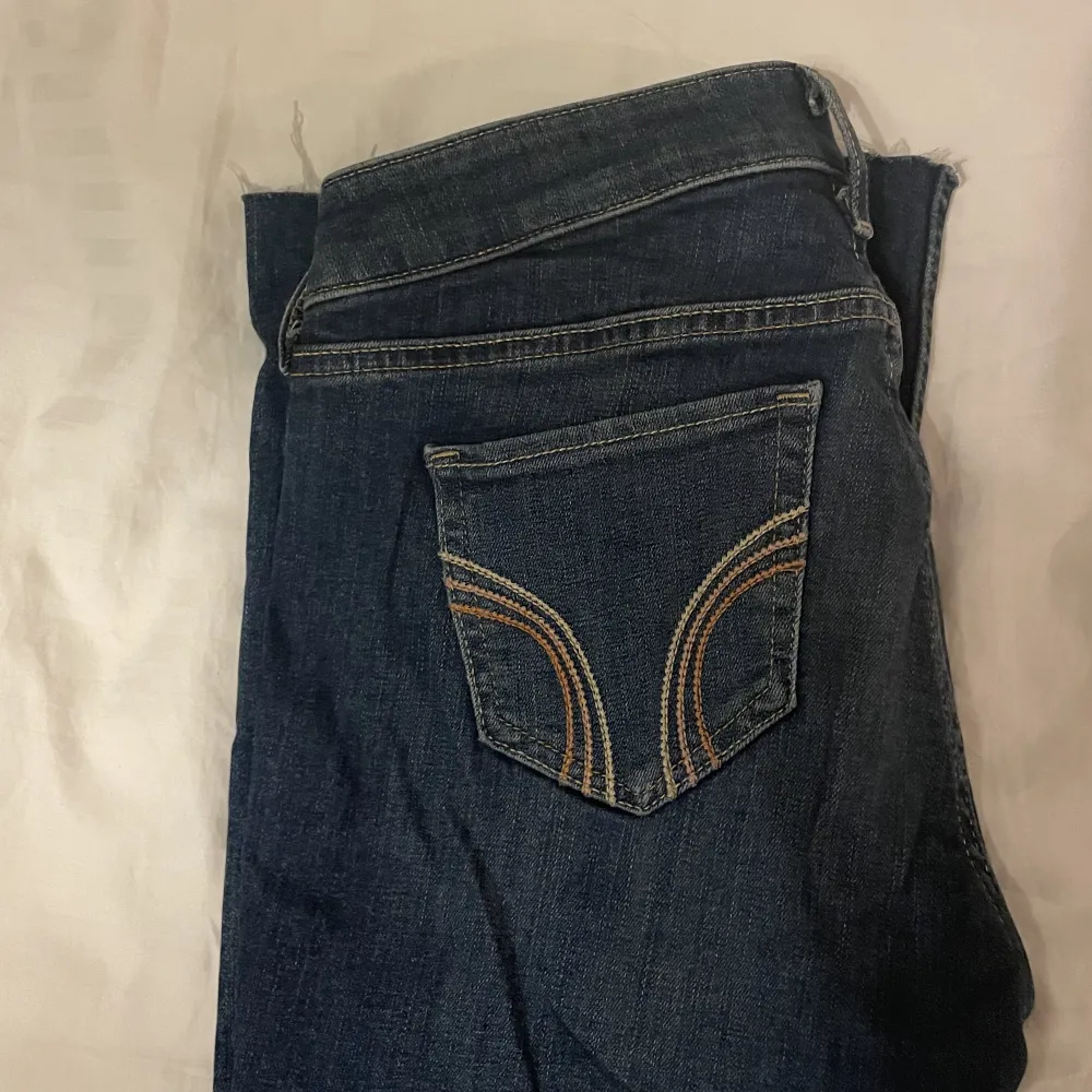 Lowwaist jeans från hollister med en slitning på knäet! De är straight/lite boot cut och passar någon runt 165. sitter as bra då de inte är speciellt tajta runt benen, passar xs/s🌸. Jeans & Byxor.