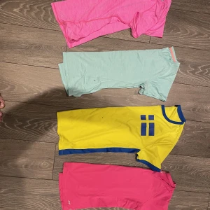 Sport T-shirt 170-158/164-S - Knappt använda sport T-shirts för barn. 40kr styck. Blå/ljusrosa 170, Sverige tröja med tryck S, mörkrosa 158/164