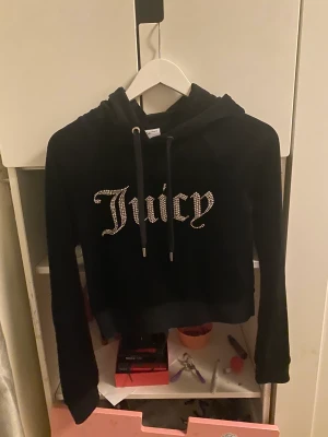 Juciy conuture tröja - Säljer nu denna tröjan från juciy contoure då den inte kommer till änvändning. Använd ca 5 gånger. Stolek s men är som xs❤️ kontakta mig om ni är intresserade 