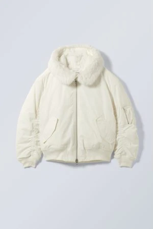 Weekday beatrice bomberjacket  - Jättefin vit bomberjacka med avtagbar fake fur på luvan. Jag har inte använt den mycket men den har tyärr blivit lite nopprig på vissa av muddarna. Fräsch i övrigt:) Rättså stor i storleken 