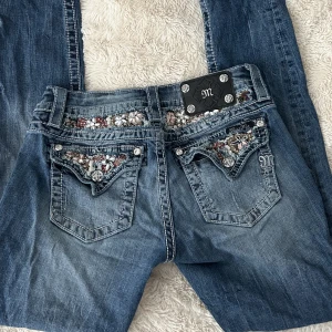 Miss Me Jeans - Sjukt snygga Miss Me jeans men blommig broderi på bakfickorna! Säljer eftersom att jag ej använder dem längre! Skriv för frågor eller mer bilder💕köpta för 800!