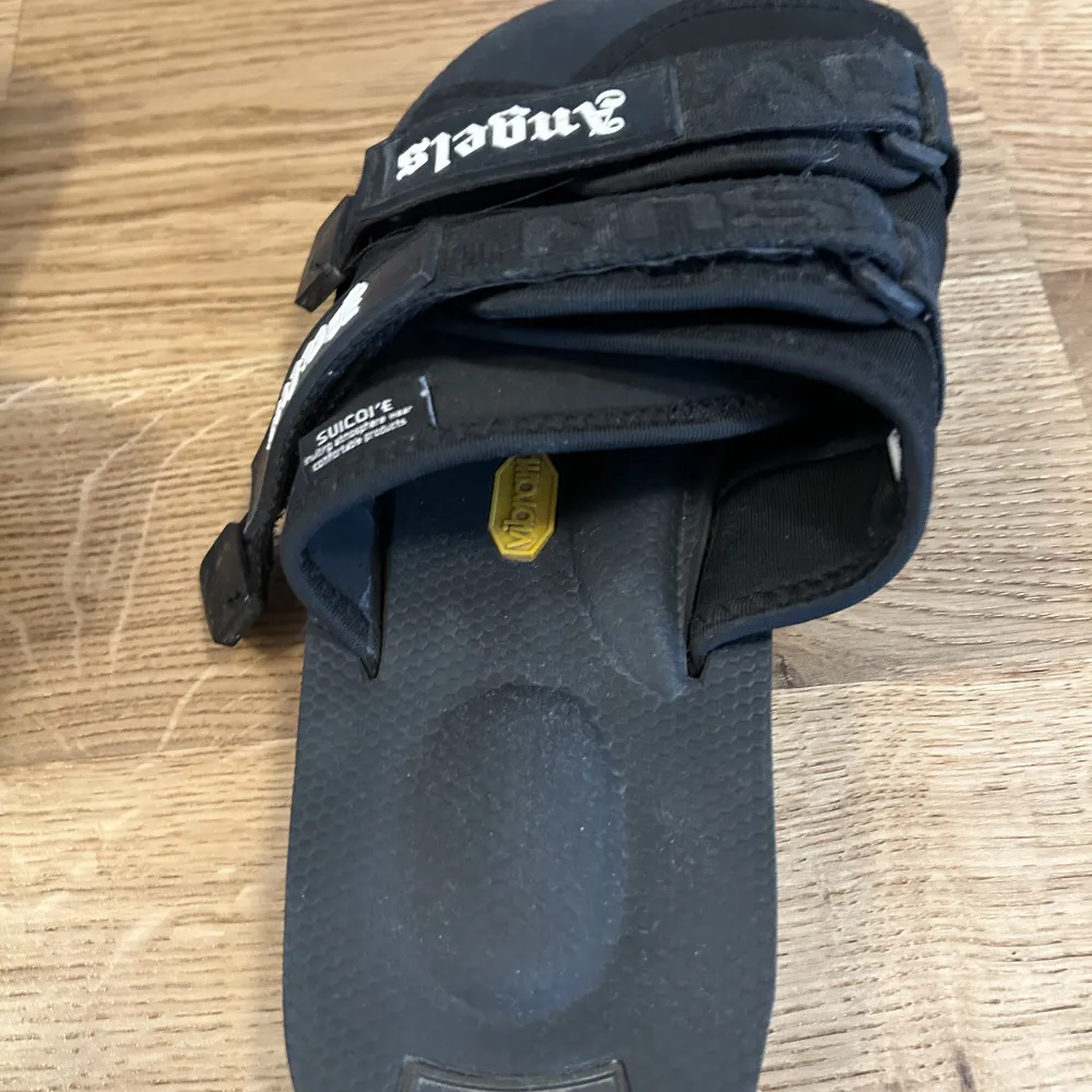 Ett par schyssta Palm angels tofflor jag ej använder längre . Kengät.