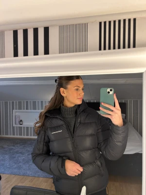 Peak Performance Jacka - Säljer min peak jacka som är i bra skick. Ena dragkedjan på fickan är sönder, men utöver det finns inga anmärkningar. 