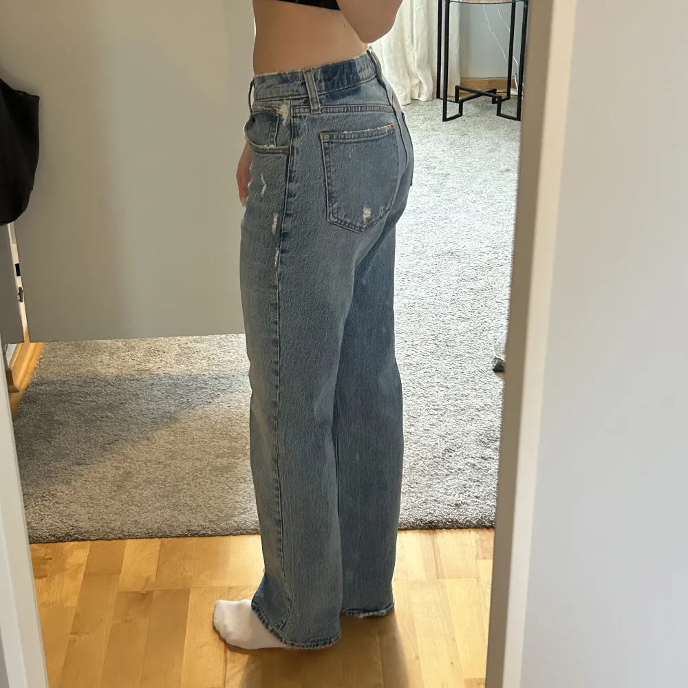 Thriftade abercrombie jeans i storlek 25 (länged står inte med men jag är 170 lång). Dom har 90s fit, Väldigt fina men används inte så säljer för bra pris❣️ . Jeans & Byxor.