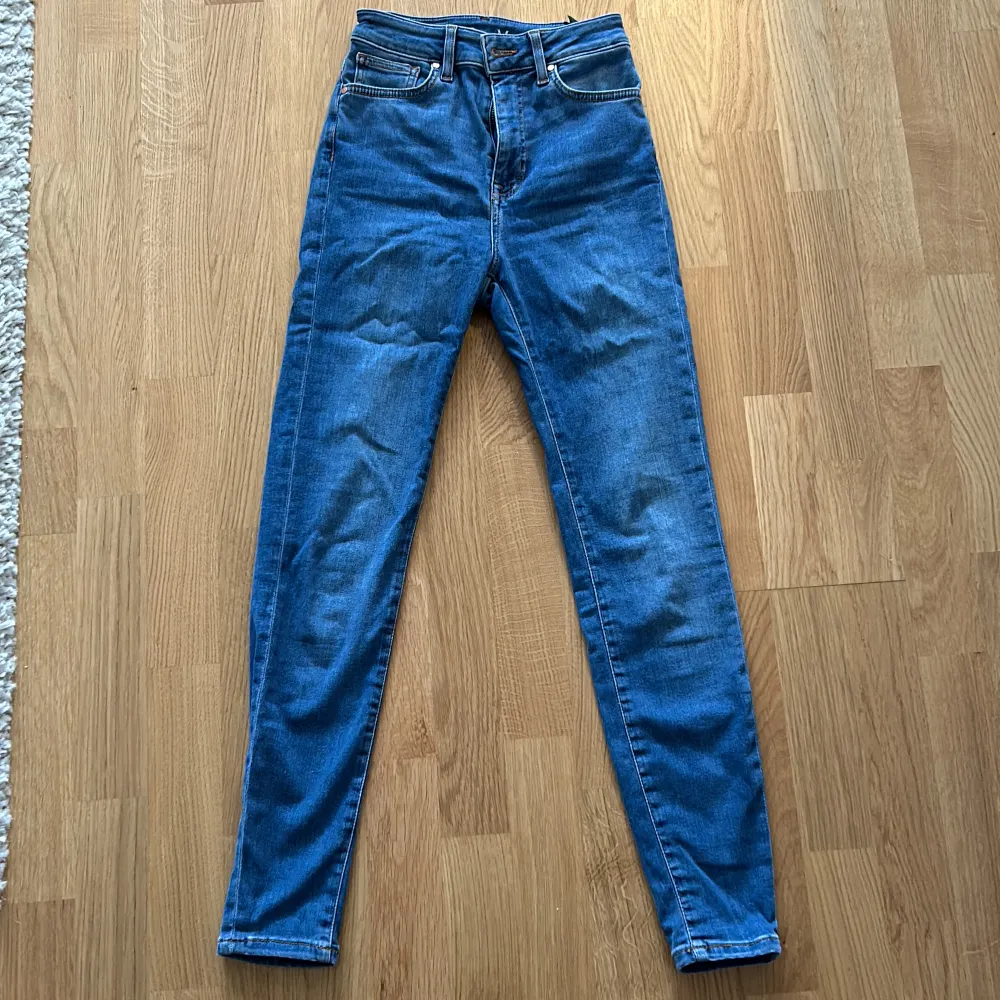 Detta är ett par helt nya BikBok jeans.  Modellen heter Peachy high sea ankle. Dessa är perfekt och älskar dem men vill sälja för att jag köpt ett par i större storlek. . Jeans & Byxor.