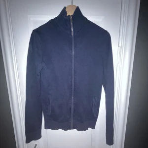 Pier One Zip Cardigan - Pier One Zip Cardigan // Skick: 8/10 // Använd men inget man märker så mycket på // Skriv vid frågor 