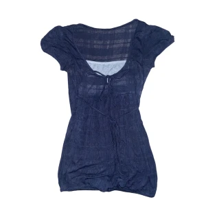 Topp - Har hål längst ner på ryggen syns på sista bilden. Står ingen storlek men sitter som en S. Kontakta vid intresse <3