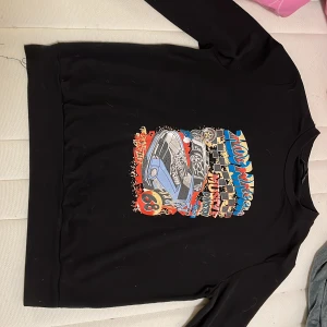 Hot Wheeling tröja - Städade mitt skåp och hitta en tröja som inte är min stil längre.  Sms ifall du är intresserad 😼