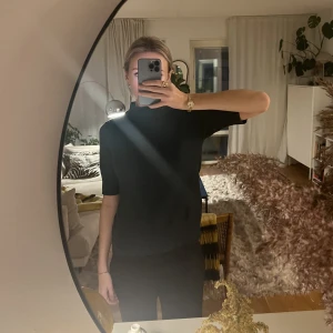 Kortärmad stickad tröja från vila - Nu säljer jag min väldigt mysiga VILA tröja i mörk grönt, superfin nu till hösten! Tröjan är i bra skick och nästintill oanvänd. Storlek Small. Obs färgen framgår bättre på andra bilden 🤍