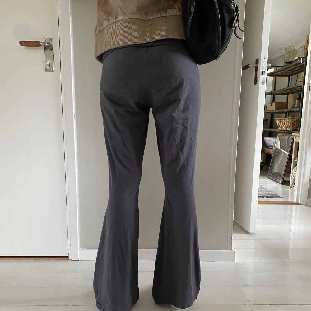 Fold over yoga pants från hm⭐️tjejen på bilden är 173cm. Jeans & Byxor.