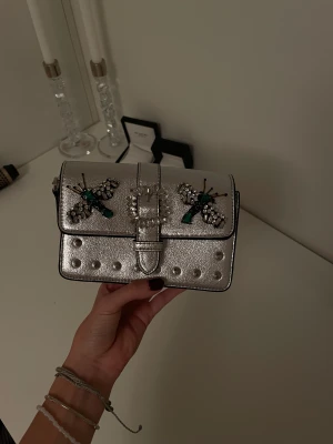 Silvrig unik väska🩶💚 - Säljer denna skit coola väska från zalando preowned, märket är topshop. Inga defekter eller något, skriv om ni vill ha fler bilder🤍🤍