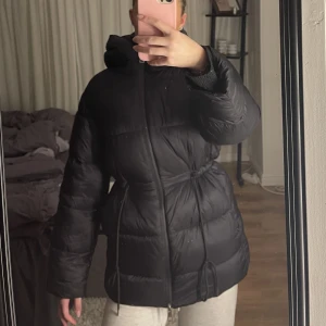 Dunjacka - Jätteskön dunjacka perfekt till vintern! Den är sparsamt använd, enda skadan på den är att lappen i bak har lossnat på ena sidan (se sista bilden). Storlek small från Mango köpt förra vintern🥰