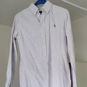 Skjorta från Ralph Lauren custom fit storlek S  Vit bas med lila som extra detalj