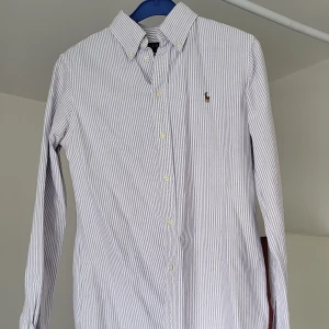 Skjorta Ralph Lauren custom fit - Skjorta från Ralph Lauren custom fit storlek S  Vit bas med lila som extra detalj