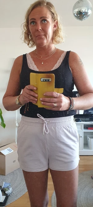 Ljuslila shorts nyskick - Shorts i str small passar även medium. Endast provade. Snörning i midjan samt två fickor. Pris 60kr 🙂