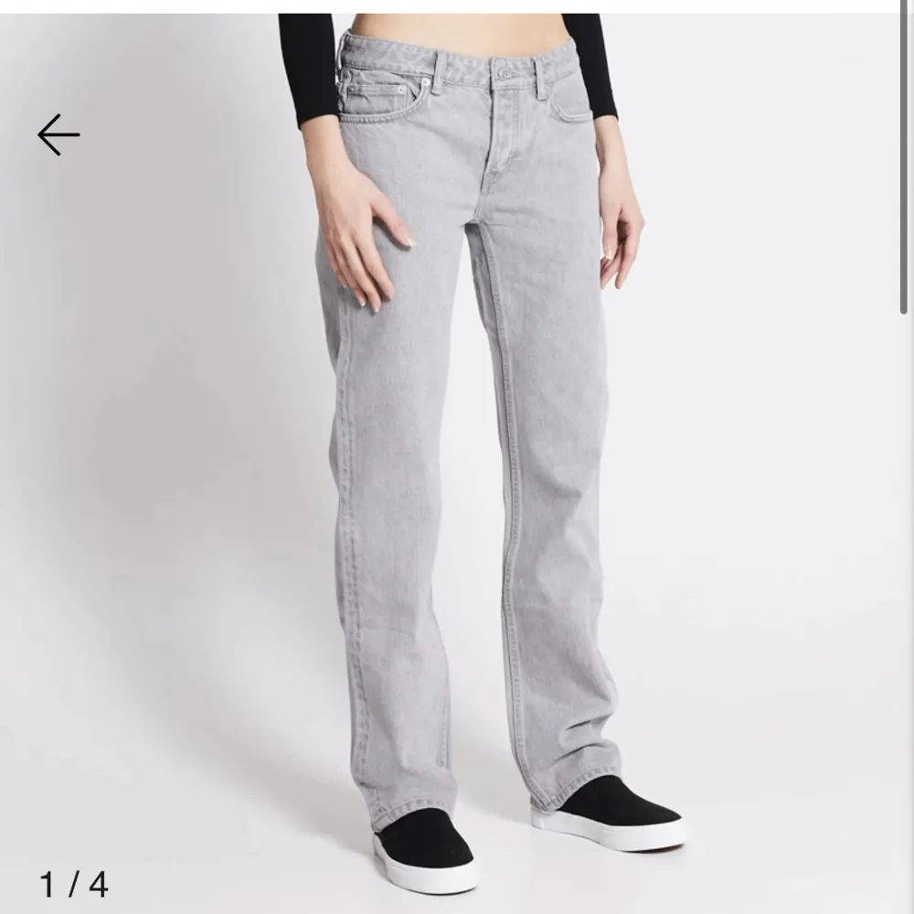 Säljer dessa lågmidjade jeansen då de är lite för små för mig. På bild nummer 2 kan man se lite tydligare hur färgen är. Knappt använda!. Jeans & Byxor.
