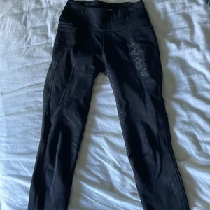 Ridbyxor - Det är ett par svarta ridbyxor med gripp och den är i helt ok skick! Det är ett litet hål under knät men det kan man täcka öve enes ridstrumpor! Jag säljer det för att jag inte rider längre!