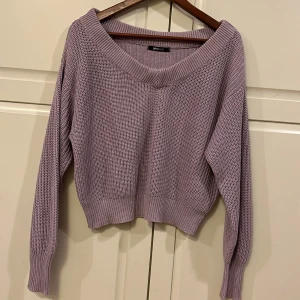 Stickad tröja  - Lila stickad tröja knappt använd storlek S, 200kr