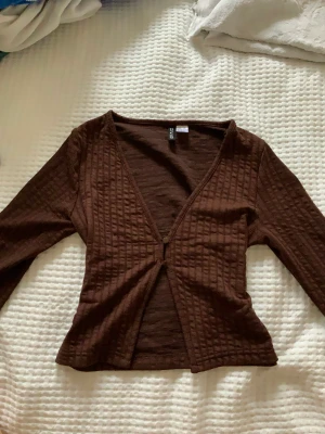 Brun kofta - Brun kofta/cardigan/bolero. Kan användas som layering över ex ett linne som i bilden. Storlek S från HM. Passar hösten perfekt 