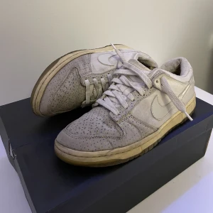 Nike Dunk Low  - Säljer dessa sparsamt använda  Nike Dunk Lows. Storlek 40. 