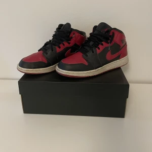 Nike Jordan 1 Mid ”Banned”  - Säljer dessa Air Jordan 1 Mid ”Banned. Sparsamt använda, fler bilder kan få det önskas. Storlek 38/39. 