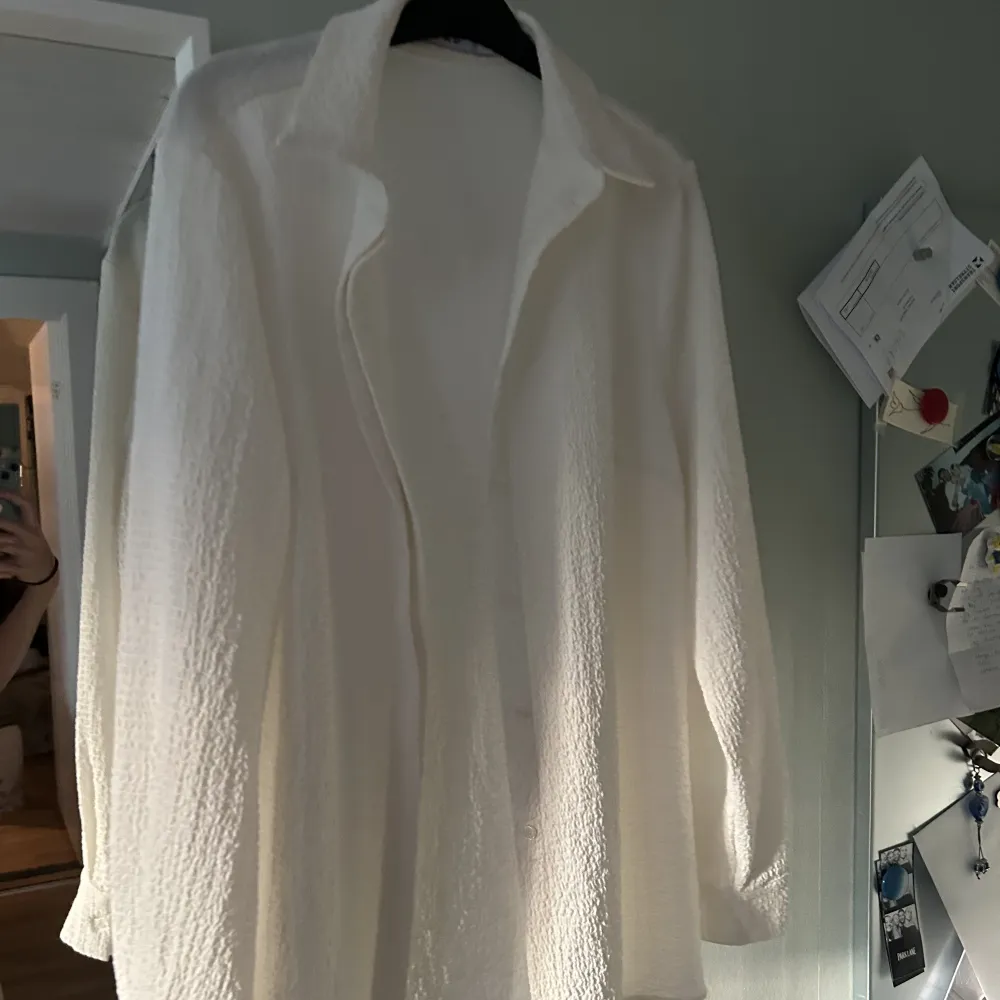 Fin vit skjorta från nakd. Coolt mönster. Skjortor.