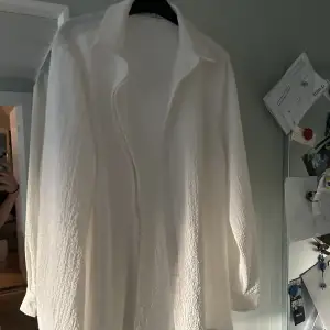 Fin vit skjorta från nakd. Coolt mönster