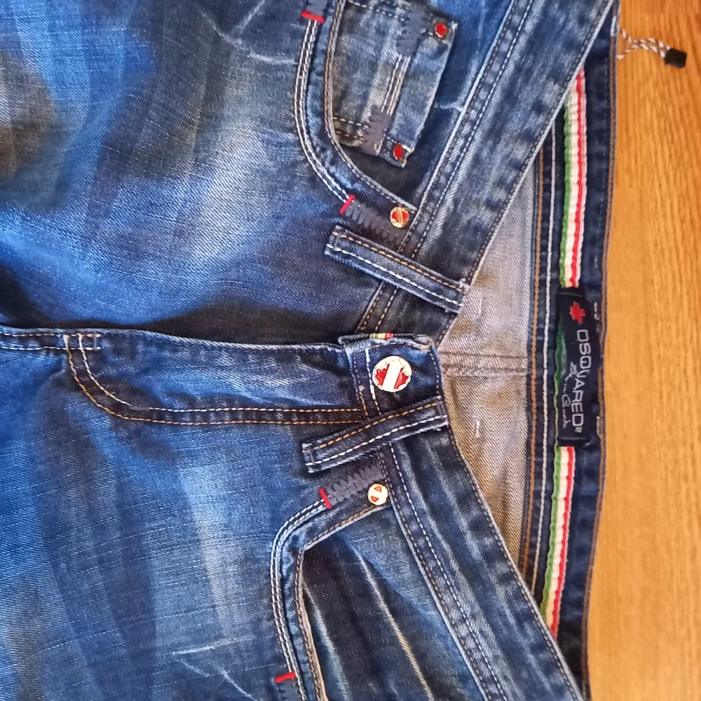 Helt nya dsquared jeans i storlek 30 skick 10/10 aldrig använda säljer dem då dem tyvärr inte passade mig! Nypris: 6000kr Går att få ner priset vid snabb affär!. Jeans & Byxor.