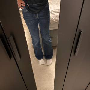 Super snygga straight/flared jeans! De har tyvärr blivit korta på mig (är 176 cm) skulle sitta as snyggt på tjejer som är runt 160! Priset kan diskuteras💕