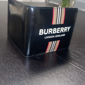 Buberry  - Burberry icon stripe plånbok i ny skick  