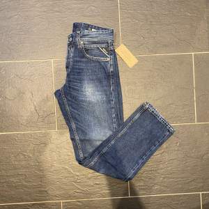 Ett par nya och helt oanvända Replay Jeans.    Modell:GROVER.  Storlek:28/30.  Ny pris: 1599 kr.  Vårat pris: 599 kr. 