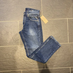 Replay Jeans - Ett par nya och helt oanvända Replay Jeans.    Modell:GROVER.  Storlek:28/30.  Ny pris: 1599 kr.  Vårat pris: 599 kr. 