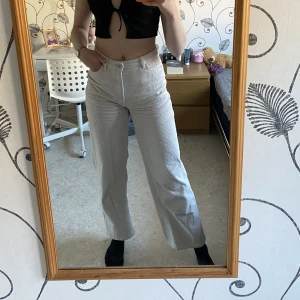 Manchesterbyxor - Manchesterbyxor med både ficka fram och bak! De är använda fåtal gånger och i mycket bra skick! Lite kortare i längden skulle jag säga! 🤍