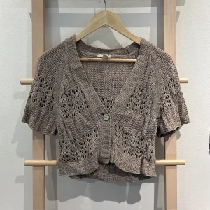 Söt cardigan från H&M! - Säljer denna söta koftan från HM! Hör av dig för fler bilder🥰