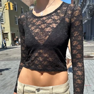 Svart lace topp från brandy melville - denna söta tröja är från brandy och köpt i sommras, använd fåtal gånger och sälj pg av att den inte faller mig i smaken längre, nypris är €24 vilket är 277kr, har ett litet hål vid armen men inget som syns! 