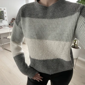 Randig stickad tröja - Randig stickad tröja i jättefint skick❤️❤️I storlek Xs men passar small och medium