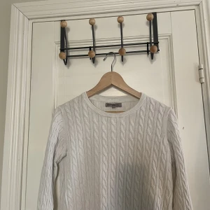 Kabelstickad tröja - Sjukt snygg kabelstickad tröja i storlek m, är lite liten i storleken så skulle säga att den är M/S