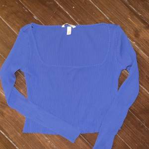 Säljer denna snygga blåa tröja i stickat som ej kommer till användning längre!💗 