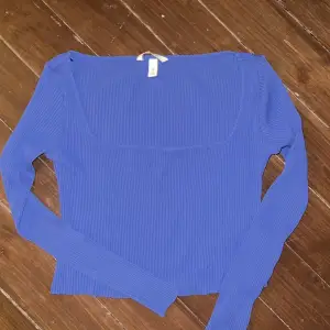 Säljer denna snygga blåa tröja i stickat som ej kommer till användning längre!💗 