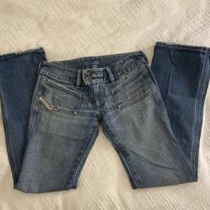 Diesel jeans!! - Så snygga lågmidjade jeans ifrån Diesel med snygga detaljer där fram och bootcut❤️Mått: midja 40 cm. Innerbenslängden: 80cm 
