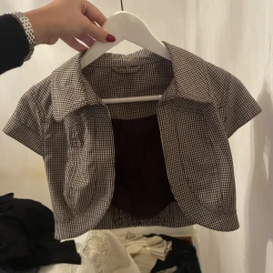 Bolero - Rutig bolero med krage 💕