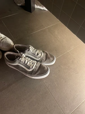Vans skor  - Riktigt fräscha och trendiga vans skor! Bra skick och använt fåtal gånger. Köpt nya, är som nya!