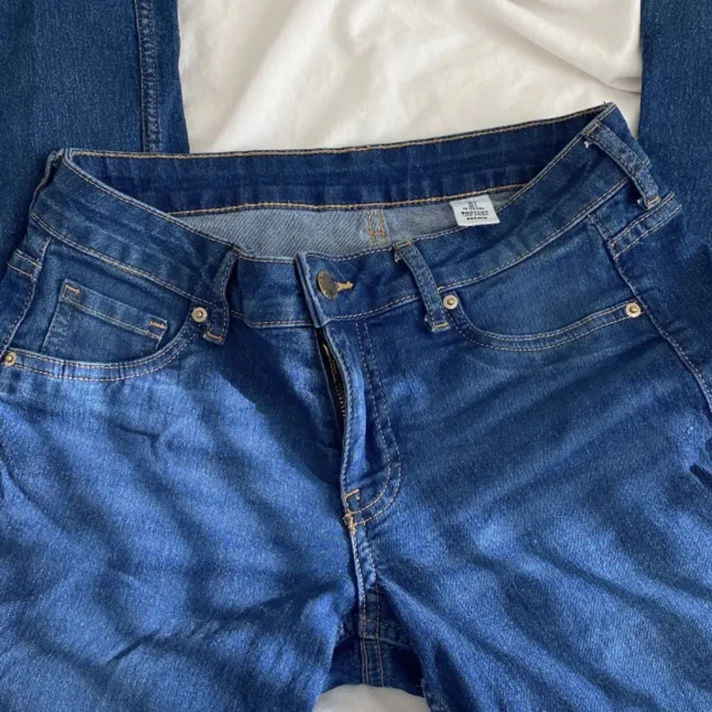 Mörk blåa low waist bootcut jeans säljs då de inte längre används. (Första bilden är inte min, det är bara en referens av hur byxorna ser ur). Jeans & Byxor.