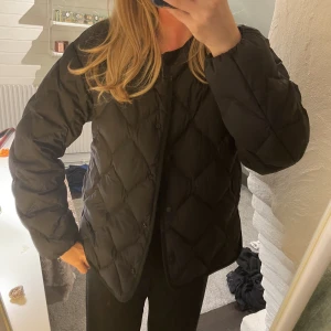 Uniqlo jacka - Svart uniqlo jacka i storlek S. Kanske har använt den typ 2 gånger så i mycket bra skick. Den säljs inte längre men köptes för 800 förra året, säljer för 400🫶🏻