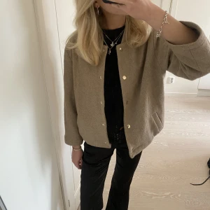 Bomberjacka i ull - Såå sjukt snygg bomberjacka i ”ull”/ teddy material från bikbok🥰